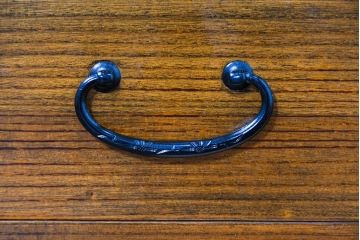 和製ビンテージ　専門店にてリペア済　前面桐材　透かしの金具がアクセント!和の美を纏うワードローブ(R-084692)