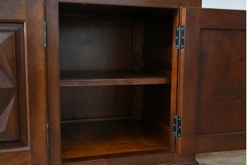 中古　超美品!!　特注　松本民芸家具　クラシカルな重厚感漂う収納力抜群のキャビネット　定価約100万円　(R-084694)
