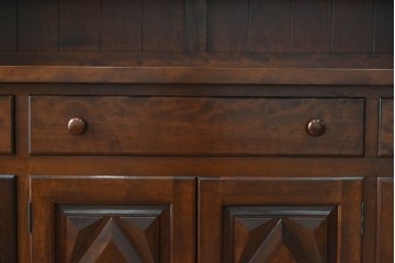 中古　超美品!!　特注　松本民芸家具　クラシカルな重厚感漂う収納力抜群のキャビネット　定価約100万円　(R-084694)