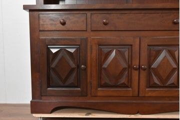 中古　超美品!!　特注　松本民芸家具　クラシカルな重厚感漂う収納力抜群のサイドキャビネット(戸棚、収納棚)(定価約100万円)(R-084694)