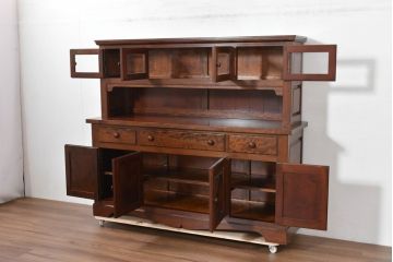 中古　超美品!!　特注　松本民芸家具　クラシカルな重厚感漂う収納力抜群のサイドキャビネット(戸棚、収納棚)(定価約100万円)(R-084694)