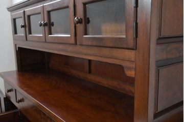中古　超美品!!　特注　松本民芸家具　クラシカルな重厚感漂う収納力抜群のサイドキャビネット(戸棚、収納棚)(定価約100万円)(R-084694)