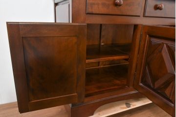 中古　超美品!!　特注　松本民芸家具　クラシカルな重厚感漂う収納力抜群のサイドキャビネット(戸棚、収納棚)(定価約100万円)(R-084694)