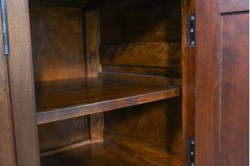 中古　超美品!!　特注　松本民芸家具　クラシカルな重厚感漂う収納力抜群のサイドキャビネット(戸棚、収納棚)(定価約100万円)(R-084694)