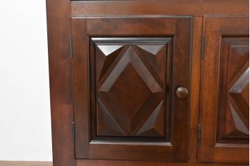 中古　超美品!!　特注　松本民芸家具　クラシカルな重厚感漂う収納力抜群のサイドキャビネット(戸棚、収納棚)(定価約100万円)(R-084694)