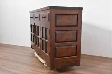 中古　超美品!!　特注　松本民芸家具　ぶ厚い天板が安心感と高級感を感じさせインテリアの主役になるサイドボード(サイドキャビネット、収納棚、飾り棚、戸棚)(定価約65万円)(R-084695)