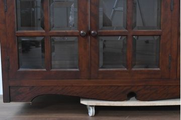 中古　超美品!!　特注　松本民芸家具　ぶ厚い天板が安心感と高級感を感じさせインテリアの主役になるサイドボード(サイドキャビネット、収納棚、飾り棚、戸棚)(定価約65万円)(R-084695)
