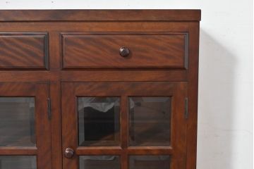 中古　超美品!!　特注　松本民芸家具　ぶ厚い天板が安心感と高級感を感じさせインテリアの主役になるサイドボード(サイドキャビネット、収納棚、飾り棚、戸棚)(定価約65万円)(R-084695)
