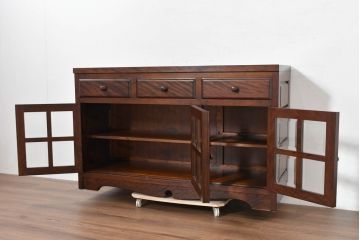 中古　超美品!!　特注　松本民芸家具　ぶ厚い天板が安心感と高級感を感じさせインテリアの主役になるサイドボード(サイドキャビネット、収納棚、飾り棚、戸棚)(定価約65万円)(R-084695)