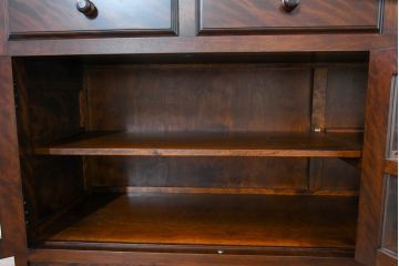 中古　超美品!!　特注　松本民芸家具　ぶ厚い天板が安心感と高級感を感じさせインテリアの主役になるサイドボード(サイドキャビネット、収納棚、飾り棚、戸棚)(定価約65万円)(R-084695)