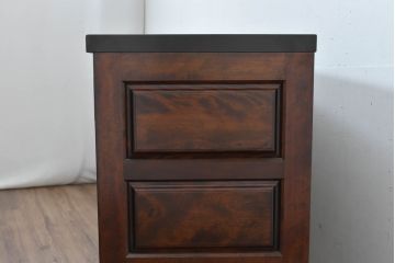 中古　超美品!!　特注　松本民芸家具　ぶ厚い天板が安心感と高級感を感じさせインテリアの主役になるサイドボード(サイドキャビネット、収納棚、飾り棚、戸棚)(定価約65万円)(R-084695)