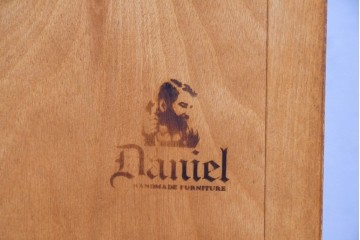 中古　美品　横浜ダニエル(daniel)　彫り装飾や滑らかな曲線が美しいコーナーラック　(R-084698)