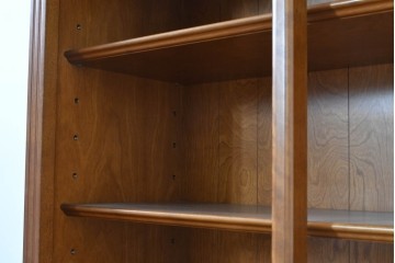 中古　美品　横浜ダニエル(daniel)　気品漂うデザインが空間を格調高く演出する本棚　(R-084699)