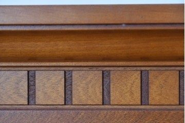 中古　美品　横浜ダニエル(daniel)　気品漂うデザインが空間を格調高く演出する本棚　(R-084699)