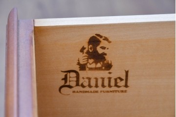 中古　美品　横浜ダニエル(daniel)　気品漂うデザインが空間を格調高く演出する本棚　(R-084699)