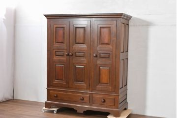 中古　超美品　特注品!!　松本民芸家具　重厚感と品格が際立つクラシックな洋服タンス(ワードローブ、ジャケットタンス、収納棚、衣装タンス)(定価約130万円)(R-084700)