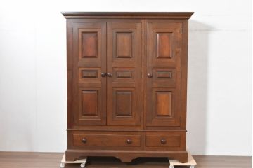中古　超美品　特注品!!　松本民芸家具　重厚感と品格が際立つクラシックな洋服タンス(ワードローブ、ジャケットタンス、収納棚、衣装タンス)(定価約130万円)(R-084700)
