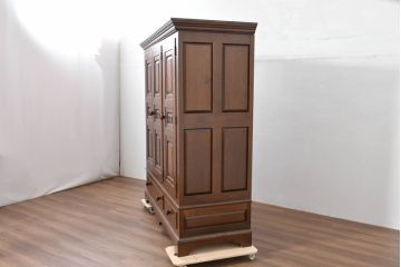 中古　超美品　特注品!!　松本民芸家具　重厚感と品格が際立つクラシックな洋服タンス(ワードローブ、ジャケットタンス、収納棚、衣装タンス)(定価約130万円)(R-084700)