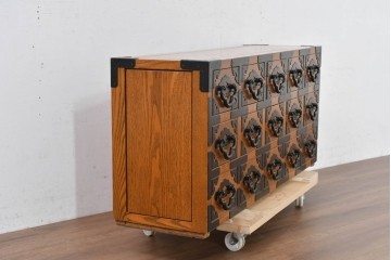 中古　美品　引き出し15杯　和の空間作りにおすすめのローチェスト　(R-084708)