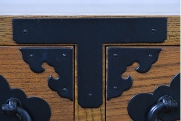 中古　美品　引き出し15杯　和の空間作りにおすすめのローチェスト　(R-084708)