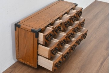 中古　美品　引き出し15杯　和の空間作りにおすすめのローチェスト　(R-084708)