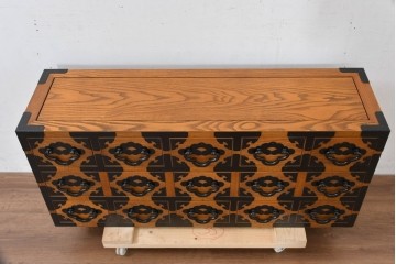 中古　美品　引き出し15杯　和の空間作りにおすすめのローチェスト　(R-084708)