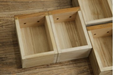 中古　美品　引き出し15杯　和の空間作りにおすすめのローチェスト　(R-084708)