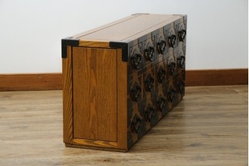 中古　美品　引き出し15杯　和の空間作りにおすすめのローチェスト　(R-084708)