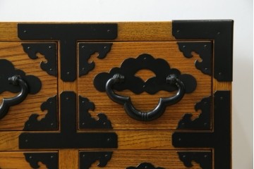 中古　美品　引き出し15杯　和の空間作りにおすすめのローチェスト　(R-084708)