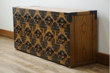 中古　美品　引き出し15杯　和の空間作りにおすすめのローチェスト　(R-084708)