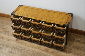 中古　美品　引き出し15杯　和の空間作りにおすすめのローチェスト　(R-084708)