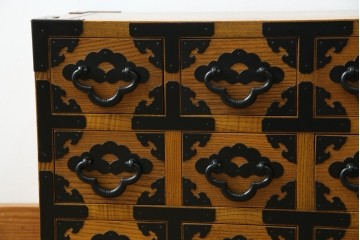 中古　美品　引き出し15杯　和の空間作りにおすすめのローチェスト　(R-084708)