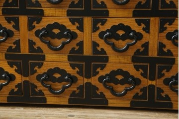 中古　美品　引き出し15杯　和の空間作りにおすすめのローチェスト　(R-084708)