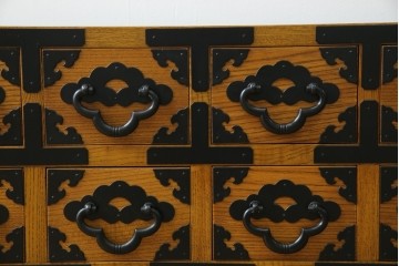 中古　美品　引き出し15杯　和の空間作りにおすすめのローチェスト　(R-084708)