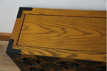 中古　美品　引き出し15杯　和の空間作りにおすすめのローチェスト　(R-084708)
