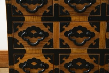 中古　美品　引き出し15杯　和の空間作りにおすすめのローチェスト　(R-084708)