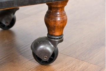 中古　美品　希少な廃番品!!　イタリア製　クラシカルな佇まいと実用性を兼ね備えたキャスター付き木製プランター　(R-084709)