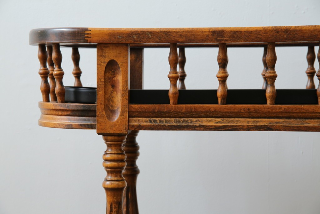 中古　美品　希少な廃番品!!　イタリア製　クラシカルな佇まいと実用性を兼ね備えたキャスター付き木製プランター　(R-084709)