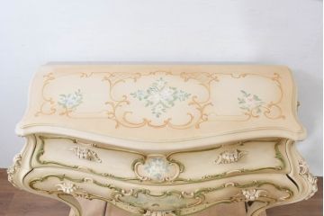 中古　美品　イタリア　SILIK(シリック)　繊細な装飾と気品あふれる佇まいが魅力的なサイドテーブル(サイドチェスト、コンソールテーブル、飾り台)(定価約140万円)(R-084710)