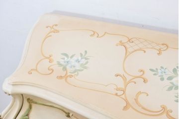 中古　美品　イタリア　SILIK(シリック)　繊細な装飾と気品あふれる佇まいが魅力的なサイドテーブル(サイドチェスト、コンソールテーブル、飾り台)(定価約140万円)(R-084710)