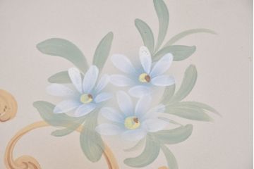 中古　美品　イタリア　SILIK(シリック)　繊細な装飾と気品あふれる佇まいが魅力的なサイドテーブル(サイドチェスト、コンソールテーブル、飾り台)(定価約140万円)(R-084710)