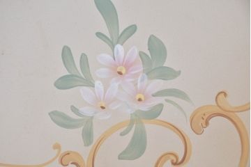 中古　美品　イタリア　SILIK(シリック)　繊細な装飾と気品あふれる佇まいが魅力的なサイドテーブル(サイドチェスト、コンソールテーブル、飾り台)(定価約140万円)(R-084710)