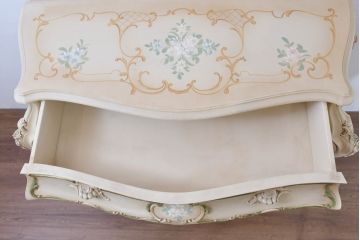 中古　美品　イタリア　SILIK(シリック)　繊細な装飾と気品あふれる佇まいが魅力的なサイドテーブル(サイドチェスト、コンソールテーブル、飾り台)(定価約140万円)(R-084710)