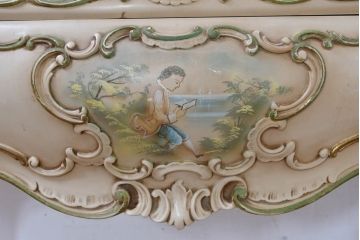 中古　美品　イタリア　SILIK(シリック)　繊細な装飾と気品あふれる佇まいが魅力的なサイドテーブル(サイドチェスト、コンソールテーブル、飾り台)(定価約140万円)(R-084710)
