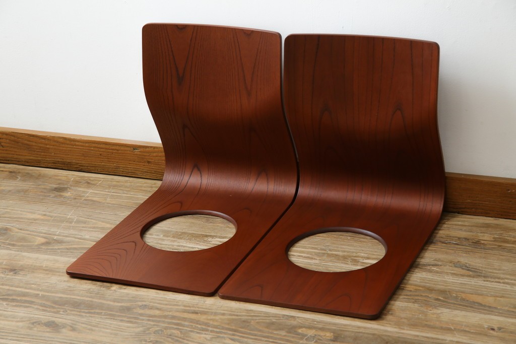 中古　美品　天童木工(Tendo)　欅材　継ぎ目のない一体感ある美しいラインが魅力の座椅子2脚セット　定価(2脚合計)約5万円　(R-084711)