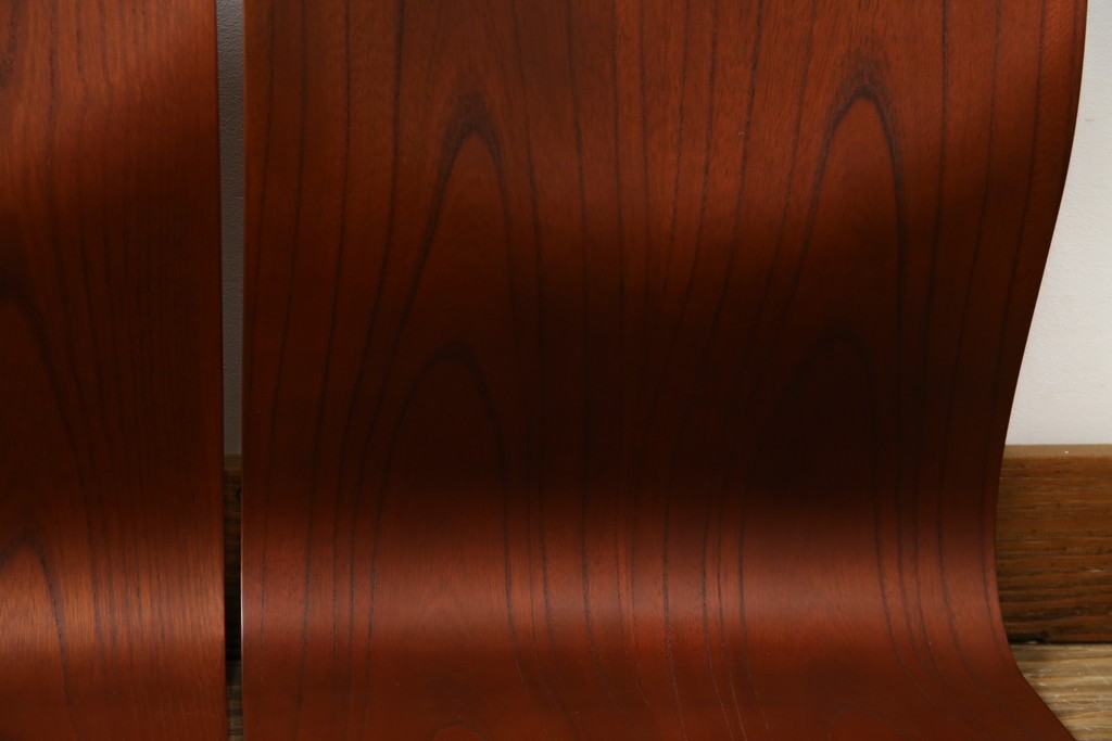 中古　美品　天童木工(Tendo)　欅材　継ぎ目のない一体感ある美しいラインが魅力の座椅子2脚セット　定価(2脚合計)約5万円　(R-084711)