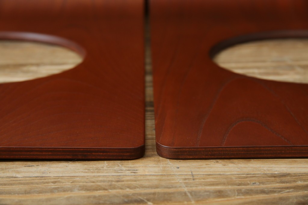 中古　美品　天童木工(Tendo)　欅材　継ぎ目のない一体感ある美しいラインが魅力の座椅子2脚セット　定価(2脚合計)約5万円　(R-084711)