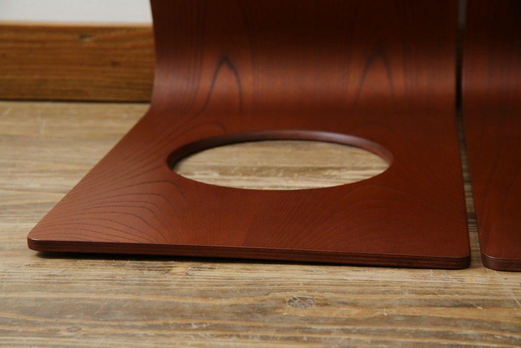 中古　美品　天童木工(Tendo)　欅材　継ぎ目のない一体感ある美しいラインが魅力の座椅子2脚セット　定価(2脚合計)約5万円　(R-084711)