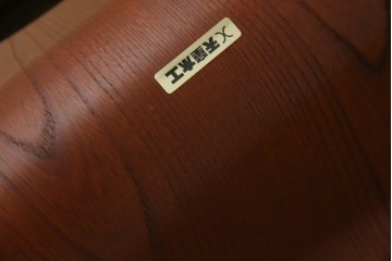 中古　美品　天童木工(Tendo)　欅材　継ぎ目のない一体感ある美しいラインが魅力の座椅子2脚セット　定価(2脚合計)約5万円　(R-084711)