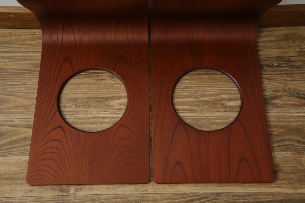 中古　美品　天童木工(Tendo)　欅材　継ぎ目のない一体感ある美しいラインが魅力の座椅子2脚セット　定価(2脚合計)約5万円　(R-084711)